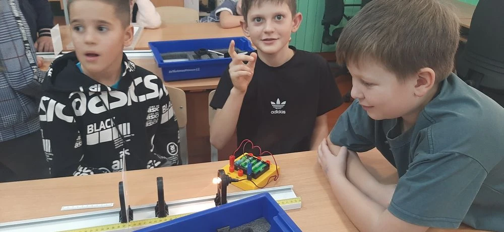 Увлекательное путешествие в мир науки: ученики начальной школы посетили «Точку Роста».